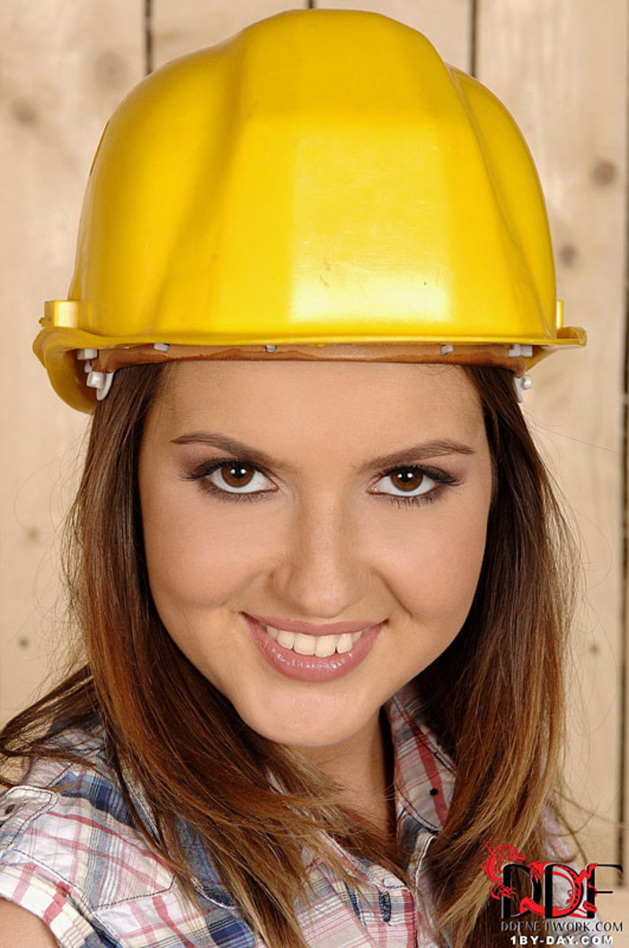 Agness Spreads Pussy At Construction Site