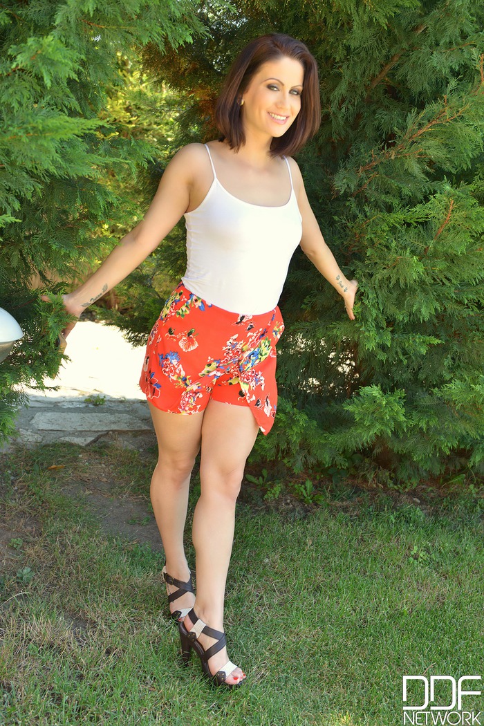 Hot Brunette MILF Madlin Masturbates In The Garden - picture 1