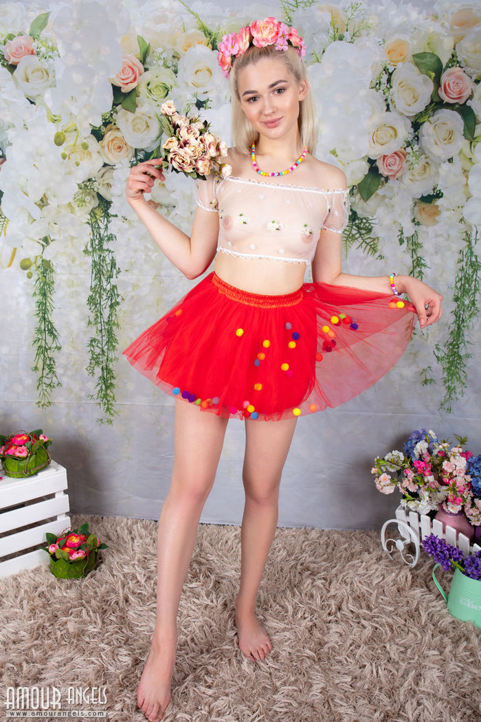 Cutie in a sexy red skirt - picture 3