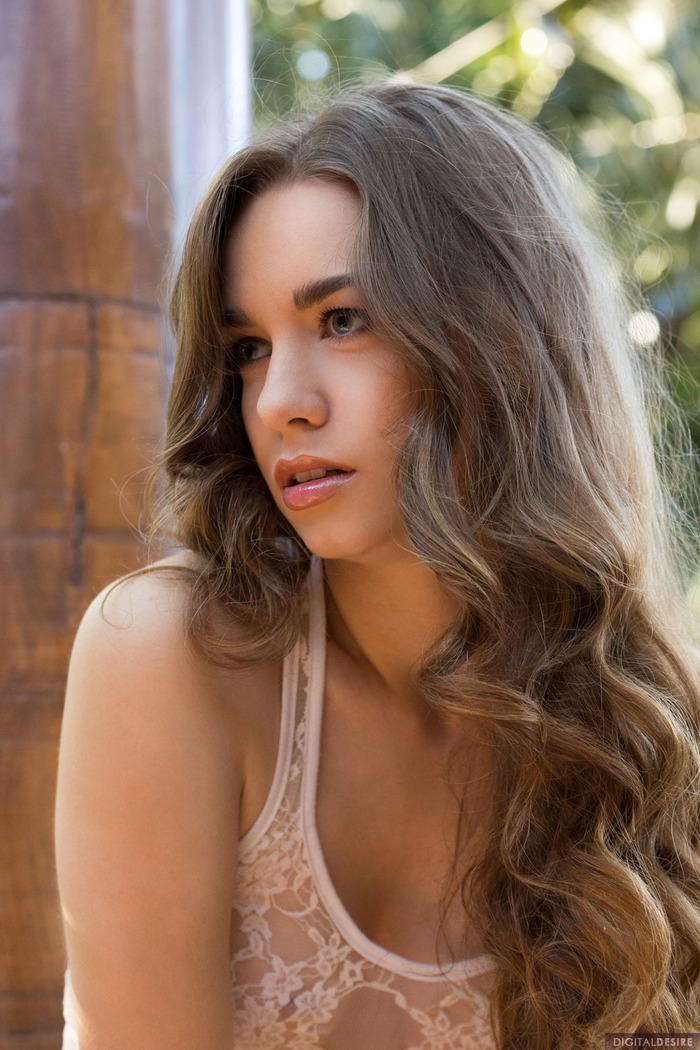 Tali Dova Gets Naked Outdoor - picture 3
