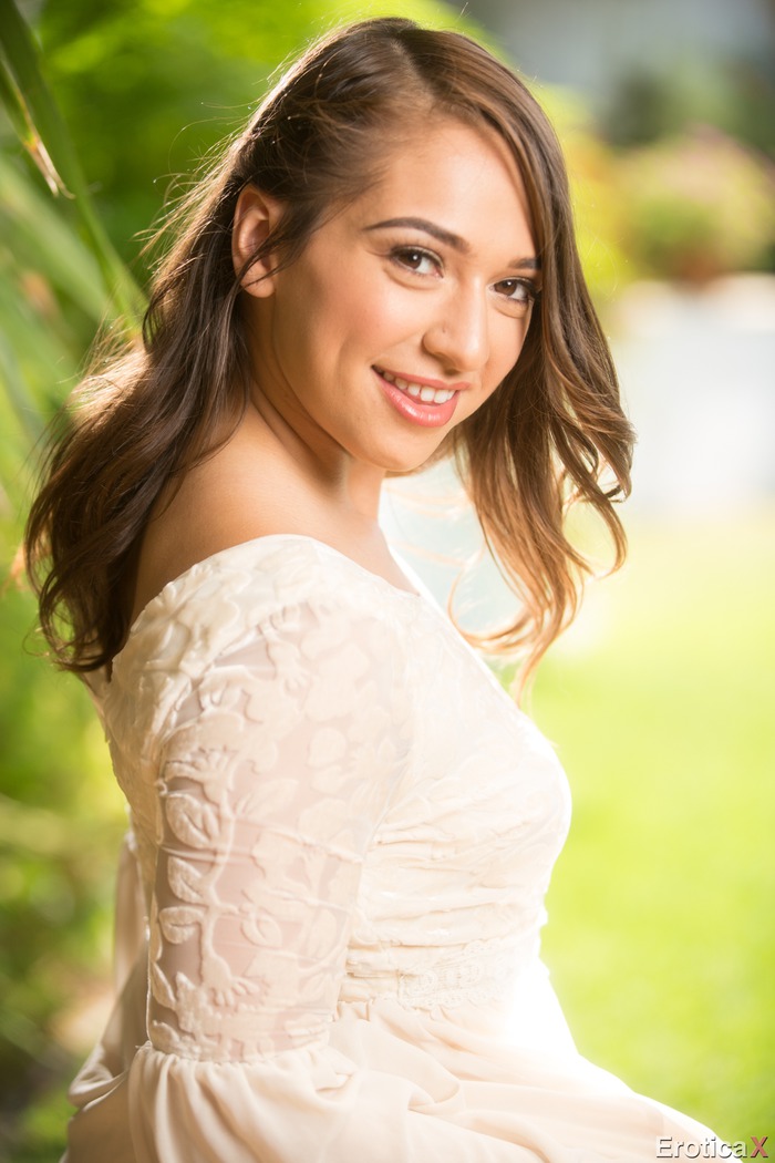 Sara Luvv Strips In The Garden - picture 4