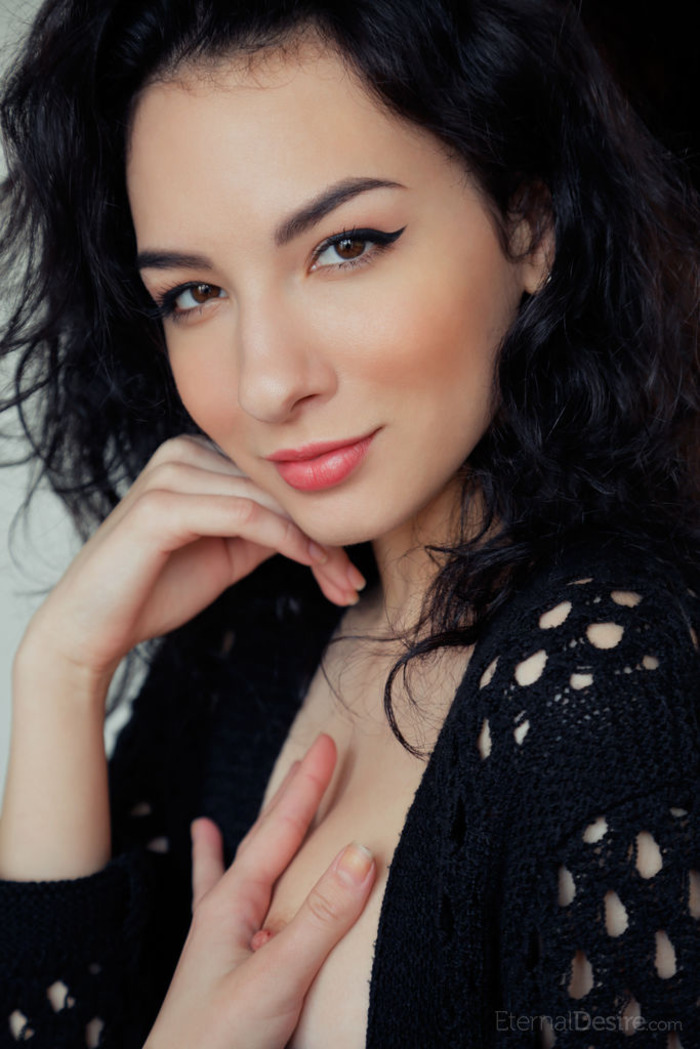 Exotic Raven Beauty Caddy A In Erotic Art Pics