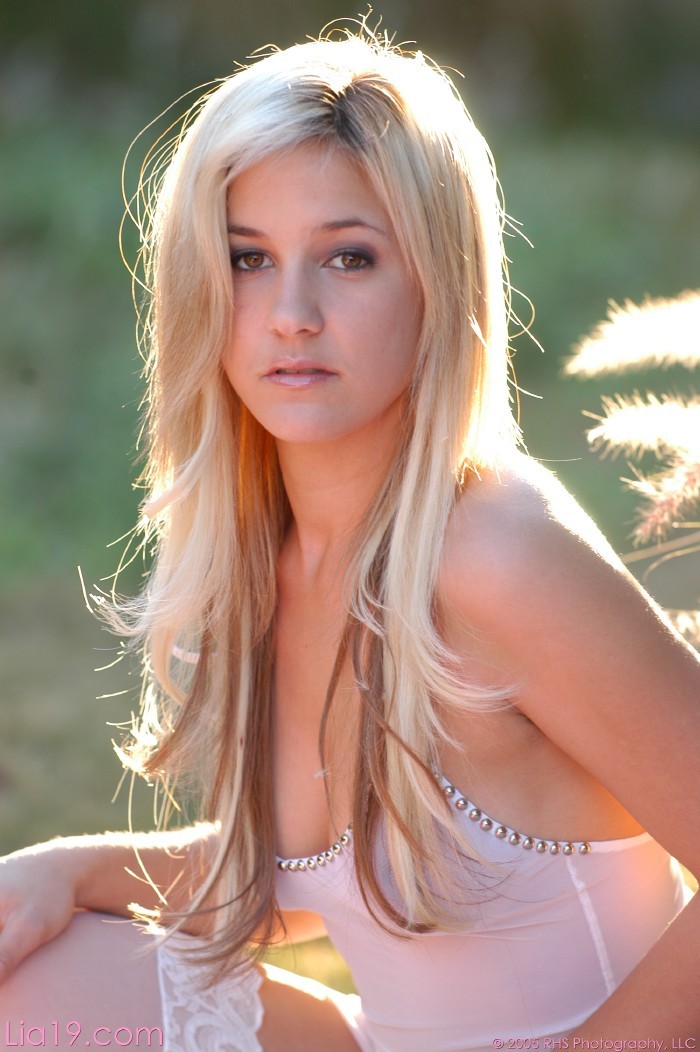 Lia 19 gets naked in a public place - picture 3