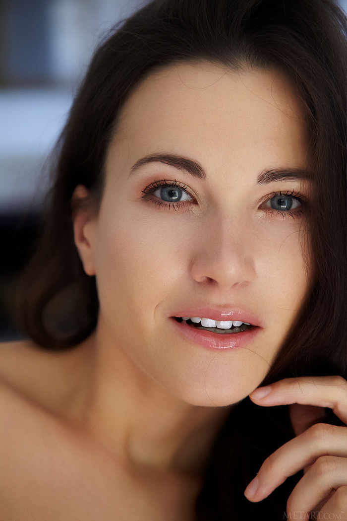 Raven-haired beauty Lauren Crist - picture 7