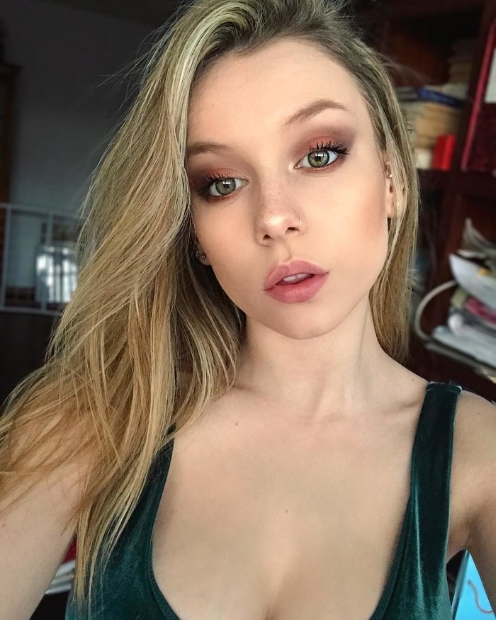 Beautiful Model Ester Exposito