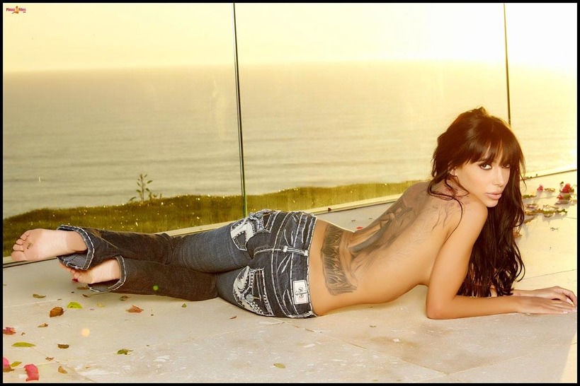 Lela Star Strips Her Jeans - picture 9