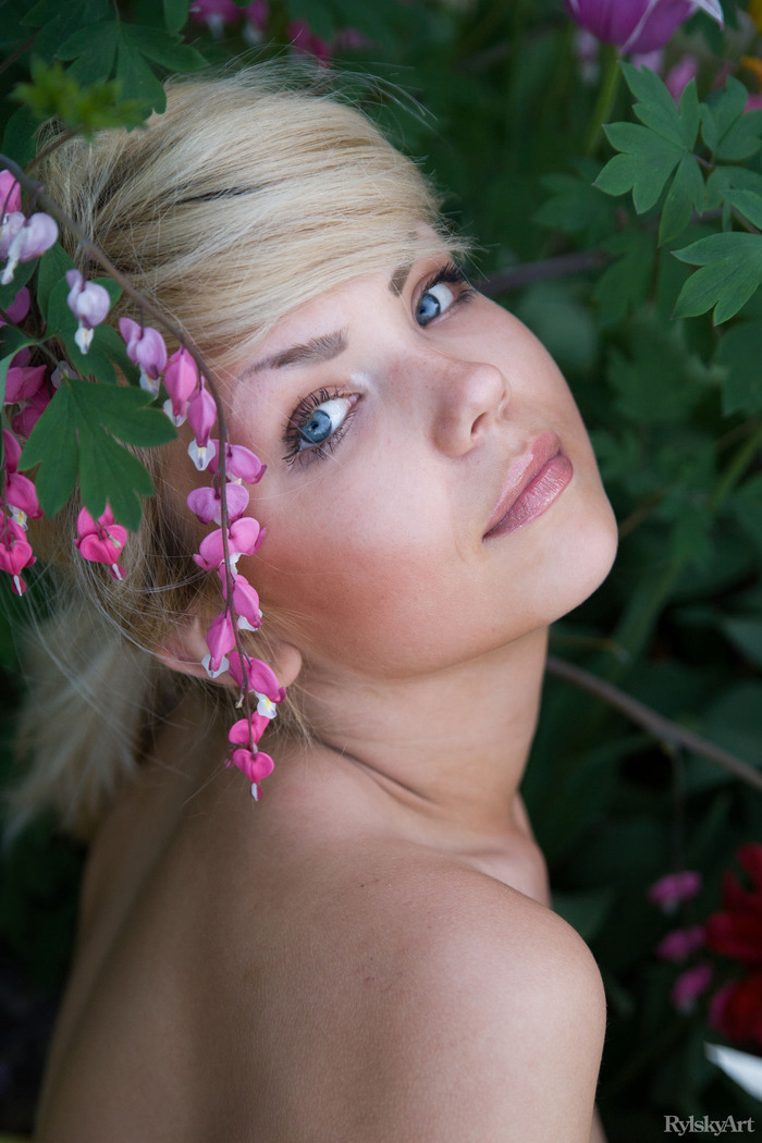 Iveta Naked In The Garden