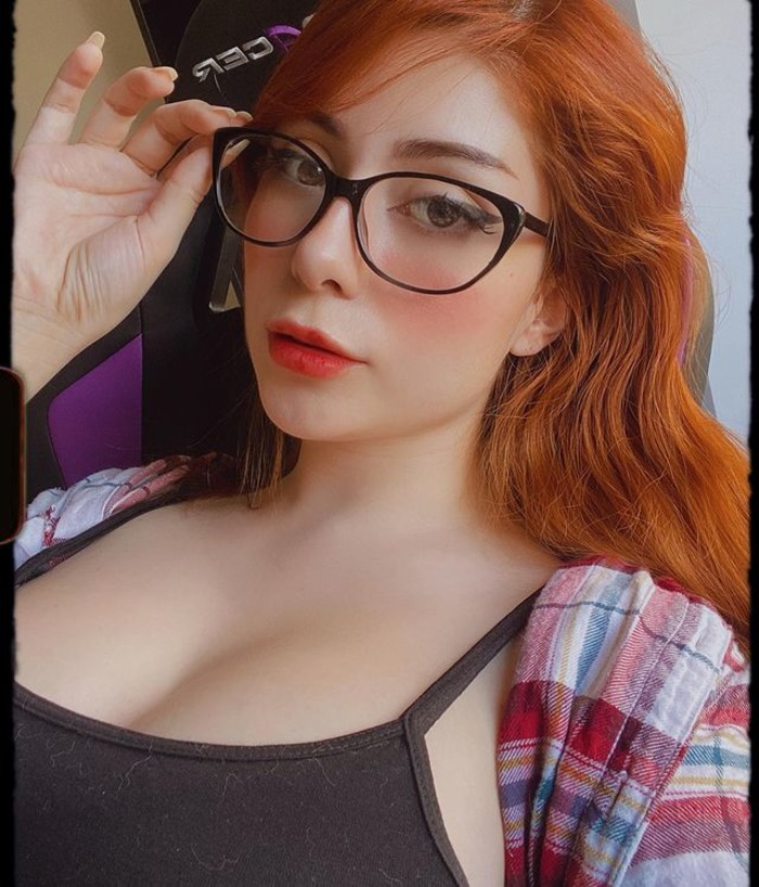 Busty Gamer Girl Paula - picture 5