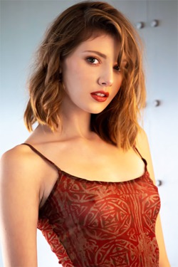 Wow, Lena is simply stunninng